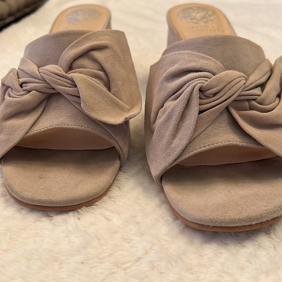 Vince Camuto Womens Beige Tan Neutral Bow Slide Sandals Size 8 Like NEW - Picture 8 of 8